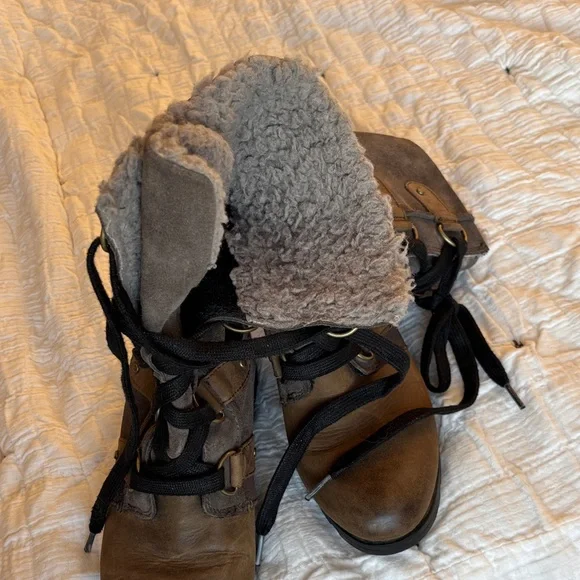 Sorel Two-Tone Lace-Up Women's Boots - Picture 5 of 6